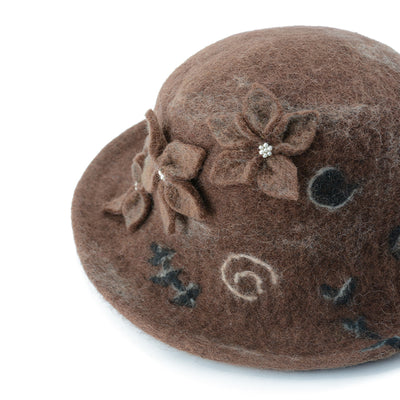 Brauner Wollfilzhut mit dreifacher Blumenverzierung