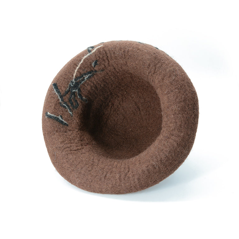 Brauner Wollfilzhut mit dreifacher Blumenverzierung