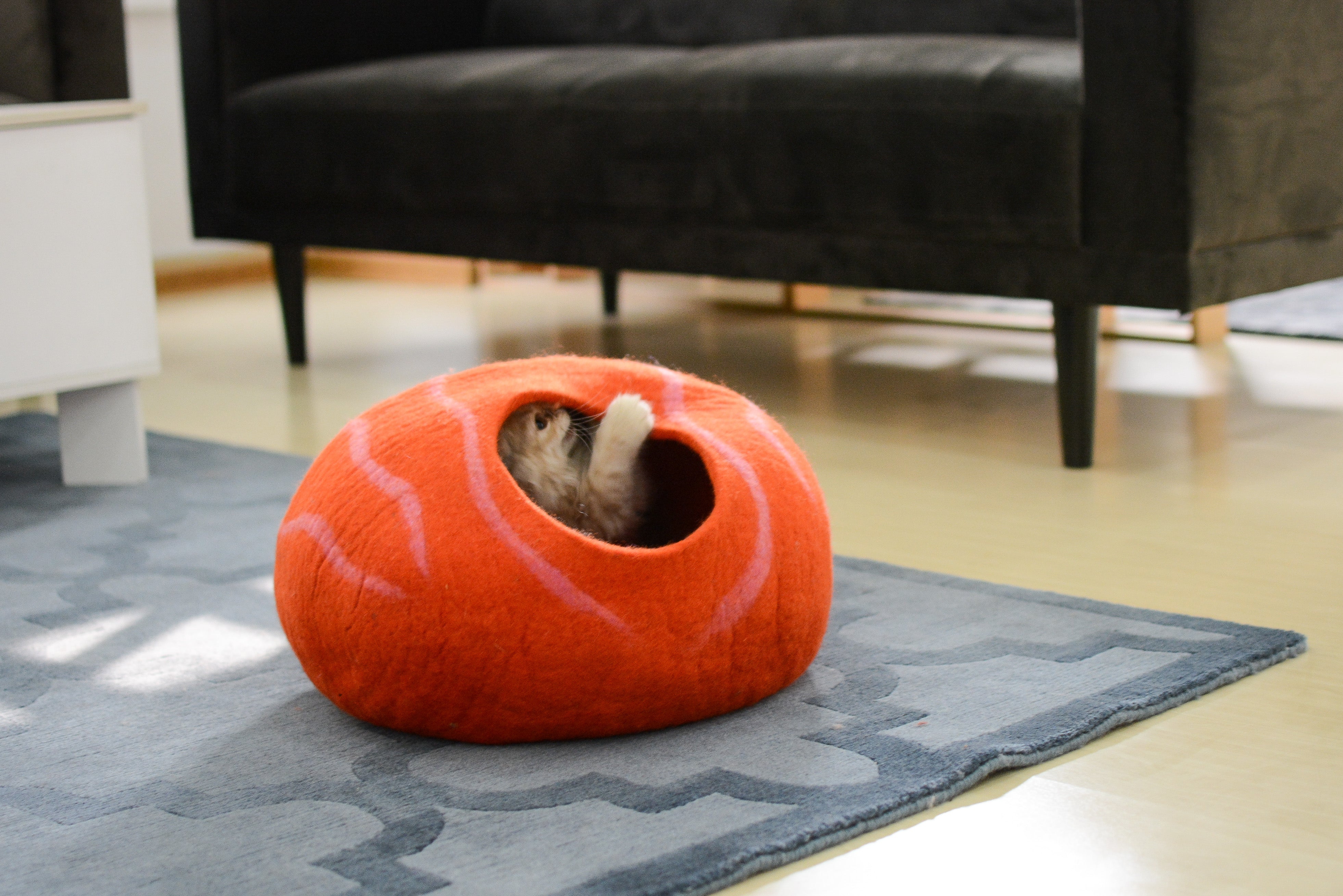 Handgefertigtes Katzenbett aus Wolle mit orangefarbenem Blumenmuster aus Filz