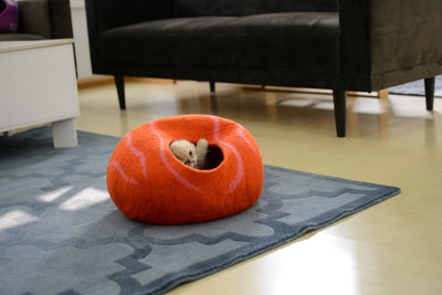 Handgefertigtes Katzenbett aus Wolle mit orangefarbenem Blumenmuster aus Filz
