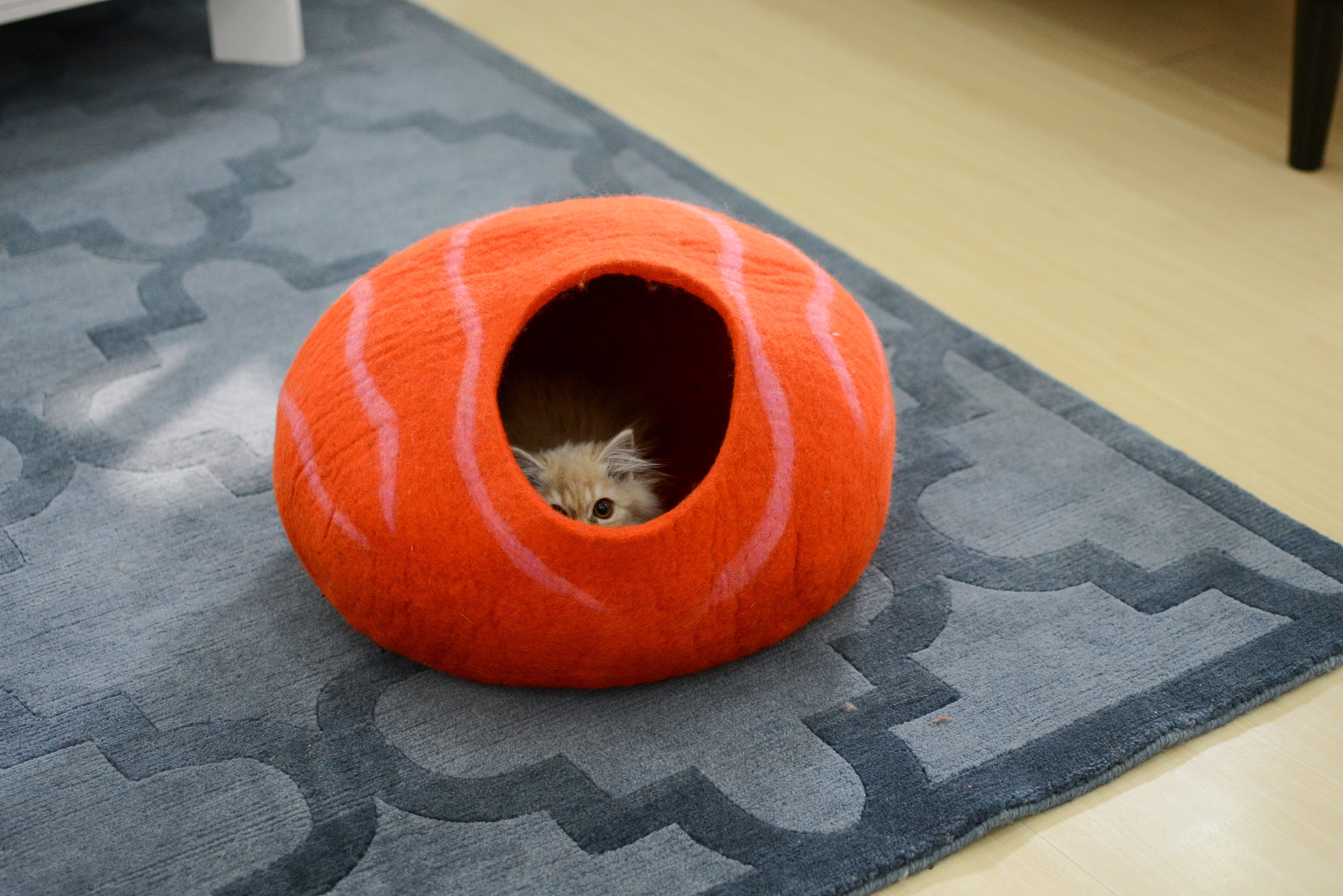 Handgefertigtes Katzenbett aus Wolle mit orangefarbenem Blumenmuster aus Filz