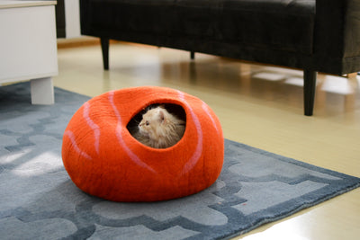 Handgefertigtes Katzenbett aus Wolle mit orangefarbenem Blumenmuster aus Filz
