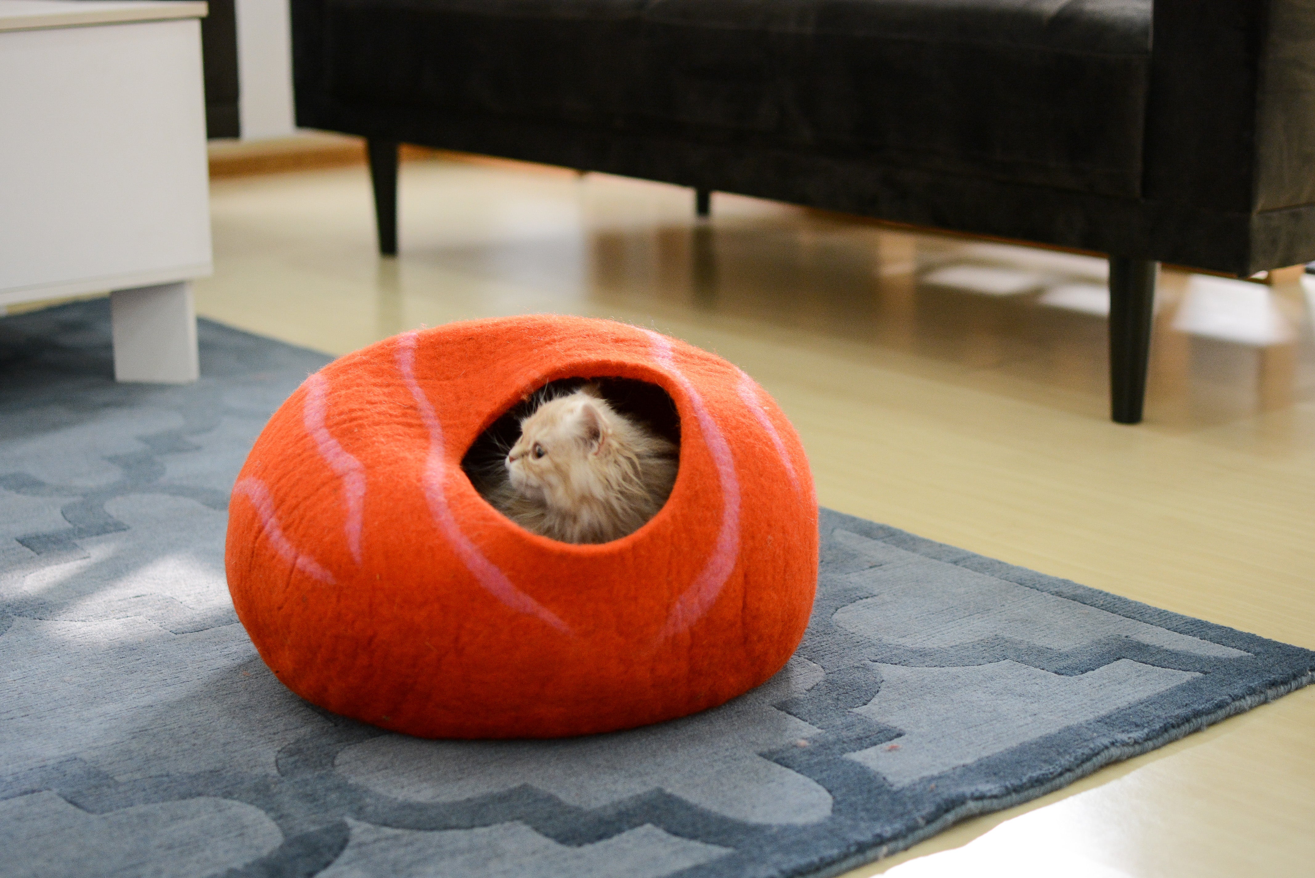 Handgefertigtes Katzenbett aus Wolle mit orangefarbenem Blumenmuster aus Filz