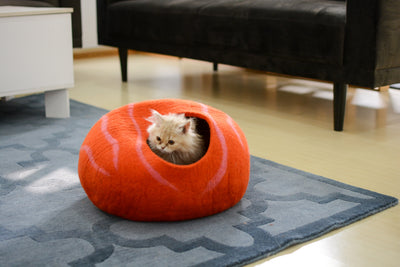 Handgefertigtes Katzenbett aus Wolle mit orangefarbenem Blumenmuster aus Filz