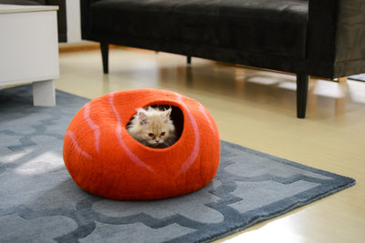 Handgefertigtes Katzenbett aus Wolle mit orangefarbenem Blumenmuster aus Filz