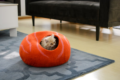 Handgefertigtes Katzenbett aus Wolle mit orangefarbenem Blumenmuster aus Filz