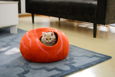 Handgefertigtes Katzenbett aus Wolle mit orangefarbenem Blumenmuster aus Filz