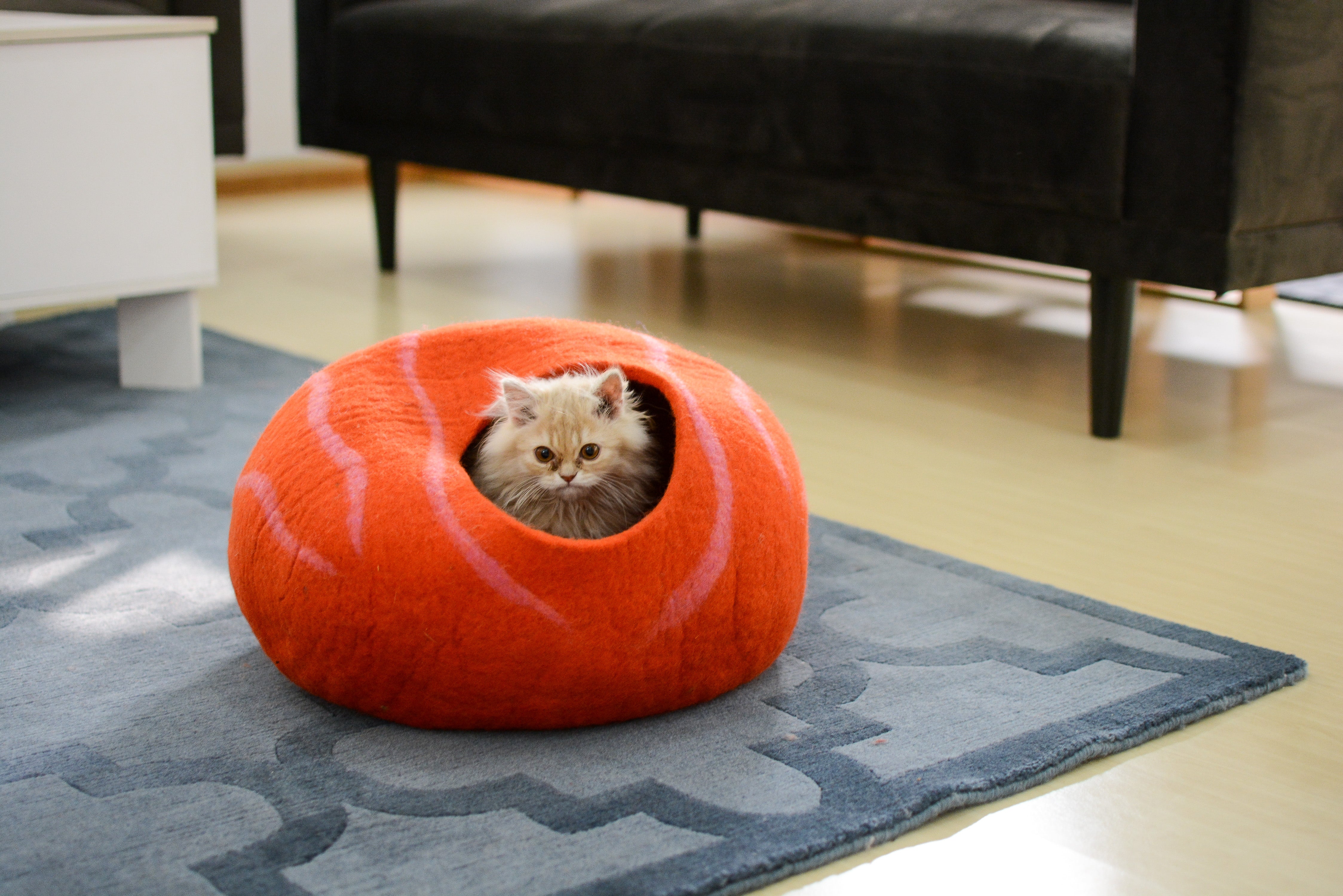 Handgefertigtes Katzenbett aus Wolle mit orangefarbenem Blumenmuster aus Filz