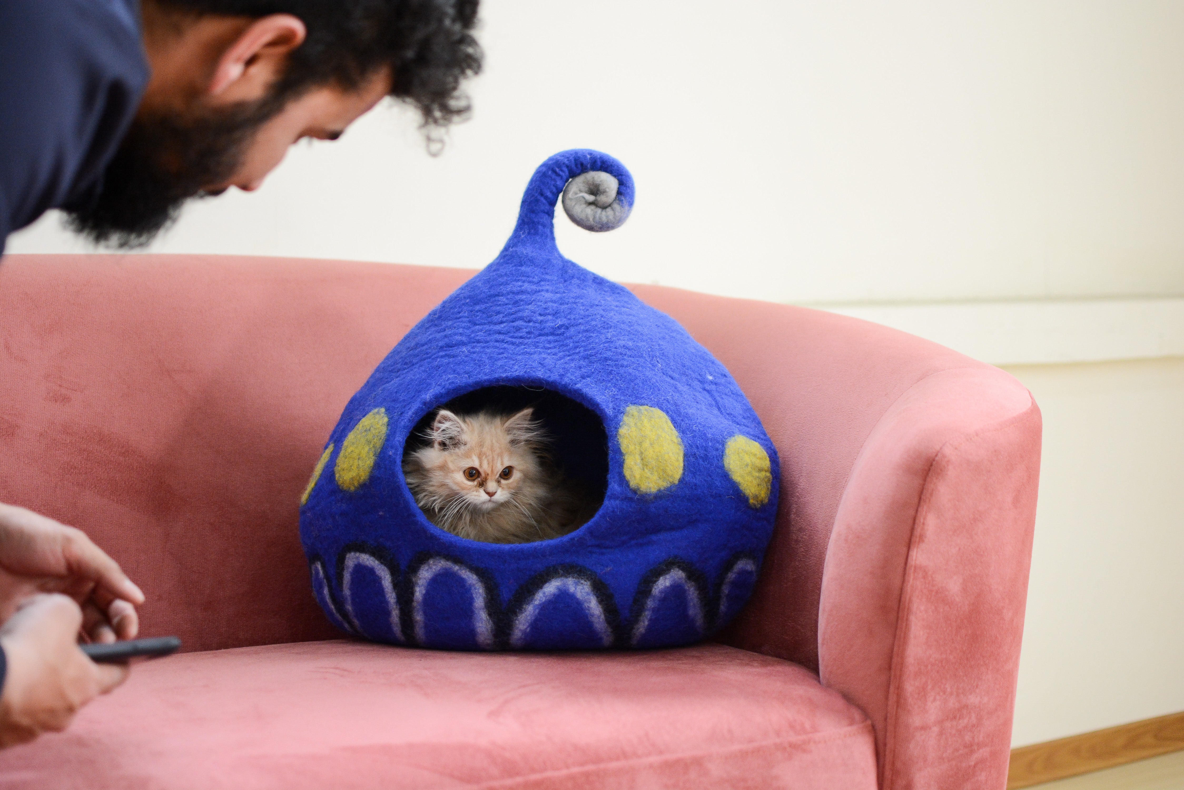 Niche pour chat en feutre bleu en spirale, lit pour chat en laine fait main