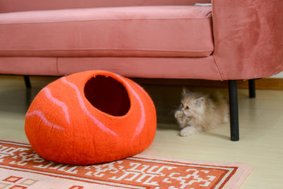 Handgefertigtes Katzenbett aus Wolle mit orangefarbenem Blumenmuster aus Filz