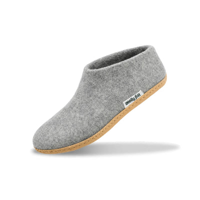 Naturgraue, handgefertigte Indoor-Schuhe aus Wollfilz mit Ledersohle