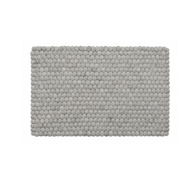 Tappeto in feltro grigio marmorizzato, realizzato a mano con palline di lana.