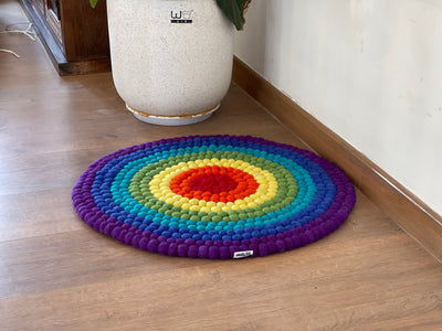 Tappeto rotondo in lana con palline di feltro, fatto a mano, raffigurante i sette chakra.
