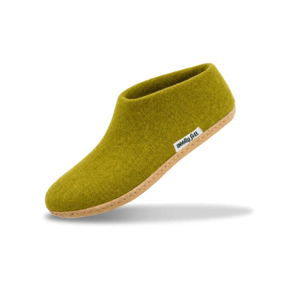 Olivgrüne, handgefertigte Indoor-Schuhe aus Wollfilz mit Ledersohle