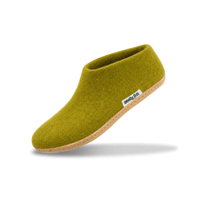 Olivgrüne, handgefertigte Indoor-Schuhe aus Wollfilz mit Ledersohle