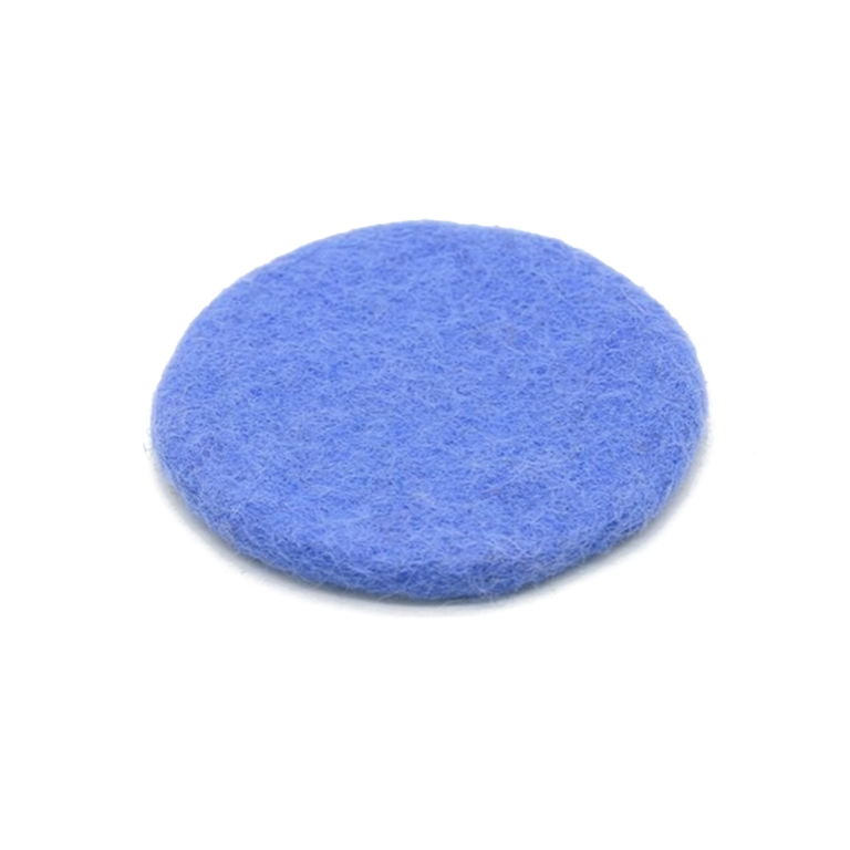 Handgefertigter runder Untersetzer aus pastellblauem Filzwollstoff