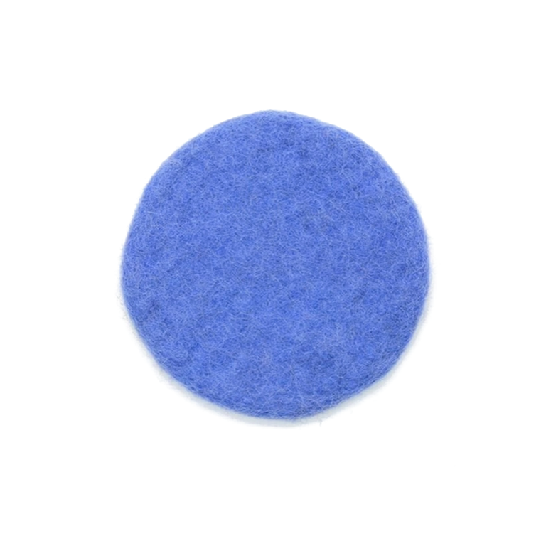 Handgefertigter runder Untersetzer aus pastellblauem Filzwollstoff