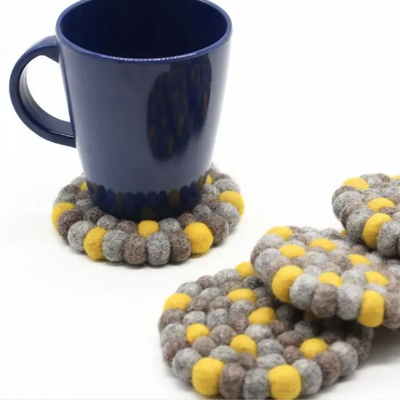 Dessous-de-verre en boules de feutre jaunes et marrons faits à la main, set de dessous-de-verre en laine
