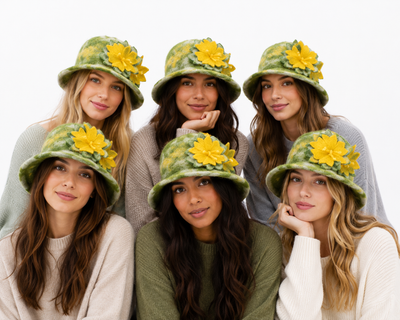 Cappello in feltro di lana verde con dettaglio di fiore giallo
