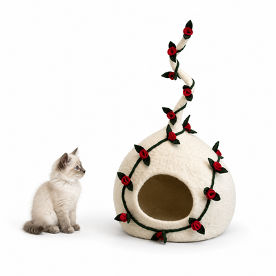 手作りのカラフルなドット柄のしっぽが付いた猫の洞窟 – ウールフェルト製のペットハウス