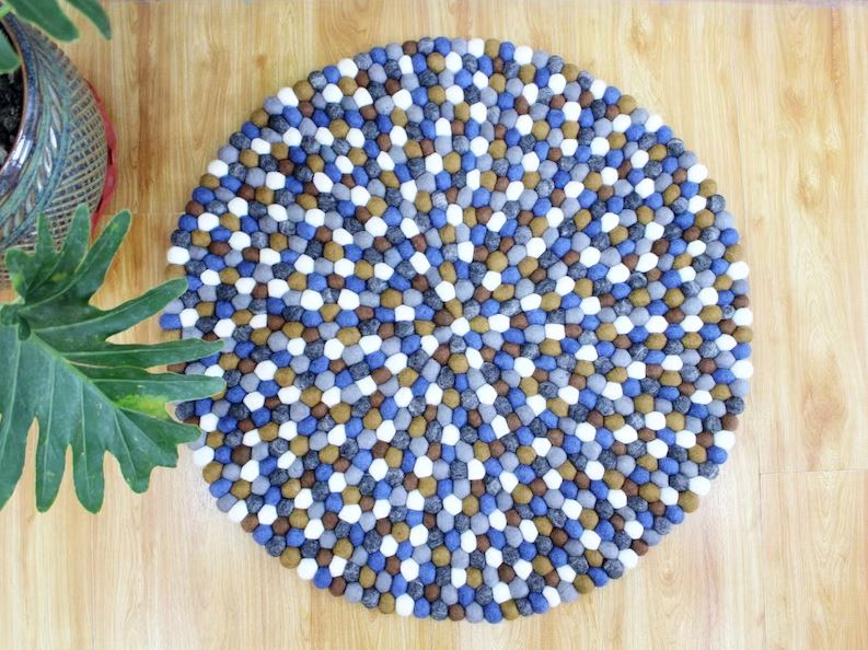 Tapis rond en feutre de laine mélangé bleu-marron fait à la main