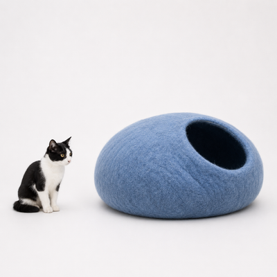 手作りのウール製猫用ベッド – 青みがかった石色、居心地の良い猫の隠れ家