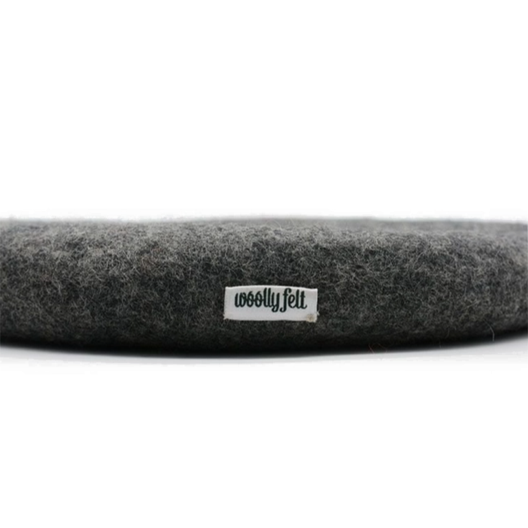 Galette de chaise en feutre épais gris foncé faite à la main coussin de siège en laine
