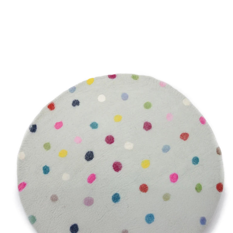 Tappeto rotondo decorativo in feltro di lana a pois, fatto a mano.