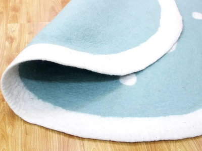 Tapis rond en feutre de laine motif nuage fait main pour chambre d'enfant