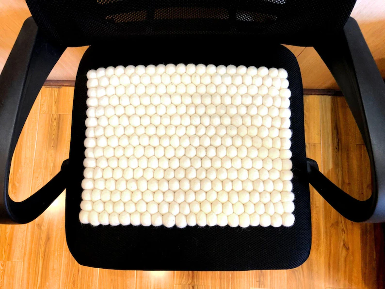 Cuscino rettangolare in feltro bianco fatto a mano per sedia, cuscino di seduta in lana