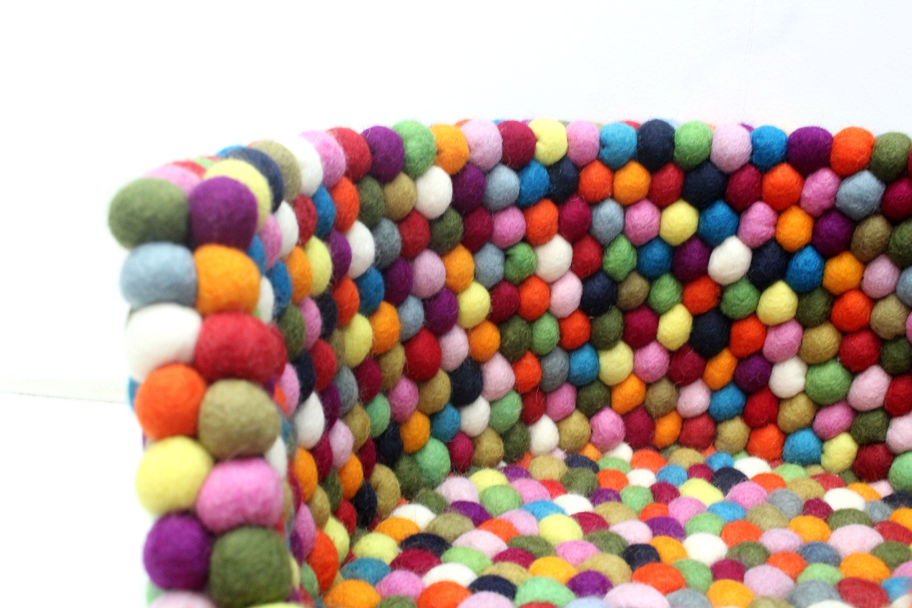 Felt Ball Pet Bed – Wool Cat House, Cozy Dog Bed