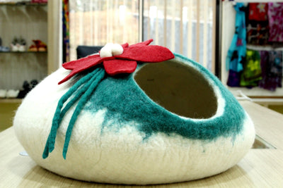 Lily Flower Felt Cat Cave – Handmade Wool Cat Bed