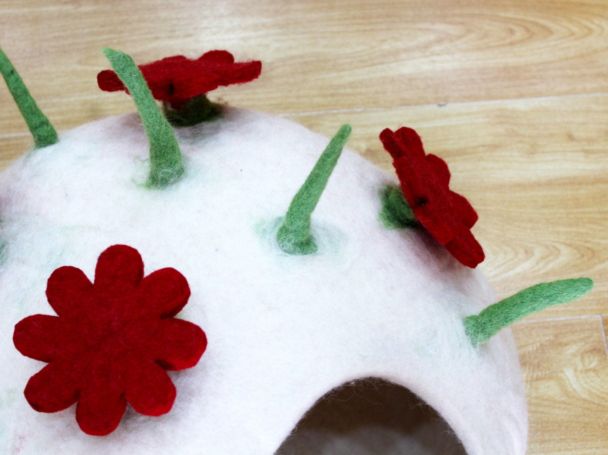Adorable Felt Cat Cave - Soft, Cozy And Warm Wool Cat Bed - Cats Furniture- Safe & Eco-Friendly Gift for Pet Lovers