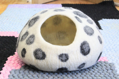 White Felt Cat Cave With Polka Dots - Handmade Dome Cat Bed, Vessel - Premium Wool Cave - Polka Doted Kitty Nest - Gift