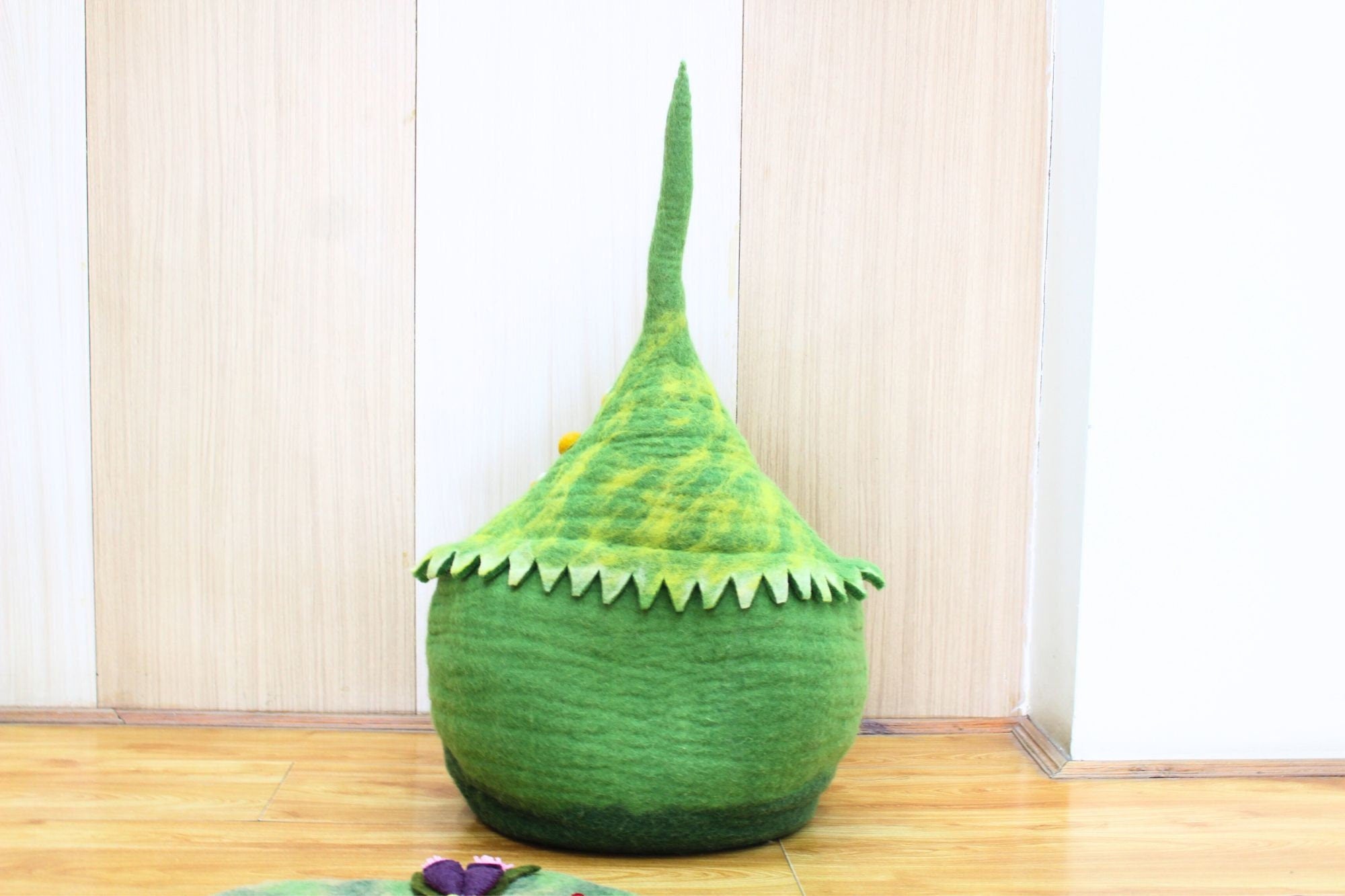 Felt Cat Cave- Green Cave With Berries Design and Mat - 100% Pure Wool Bed - Pet Dome - Handmade Cat Bed - Gift
