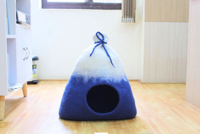 Cuccia per gatti in feltro blu e bianco - Casetta per gatti in lana: realizzata a mano, morbida e accogliente - 100% pura lana, adatta agli animali domestici - Regalo per gli amanti degli animali