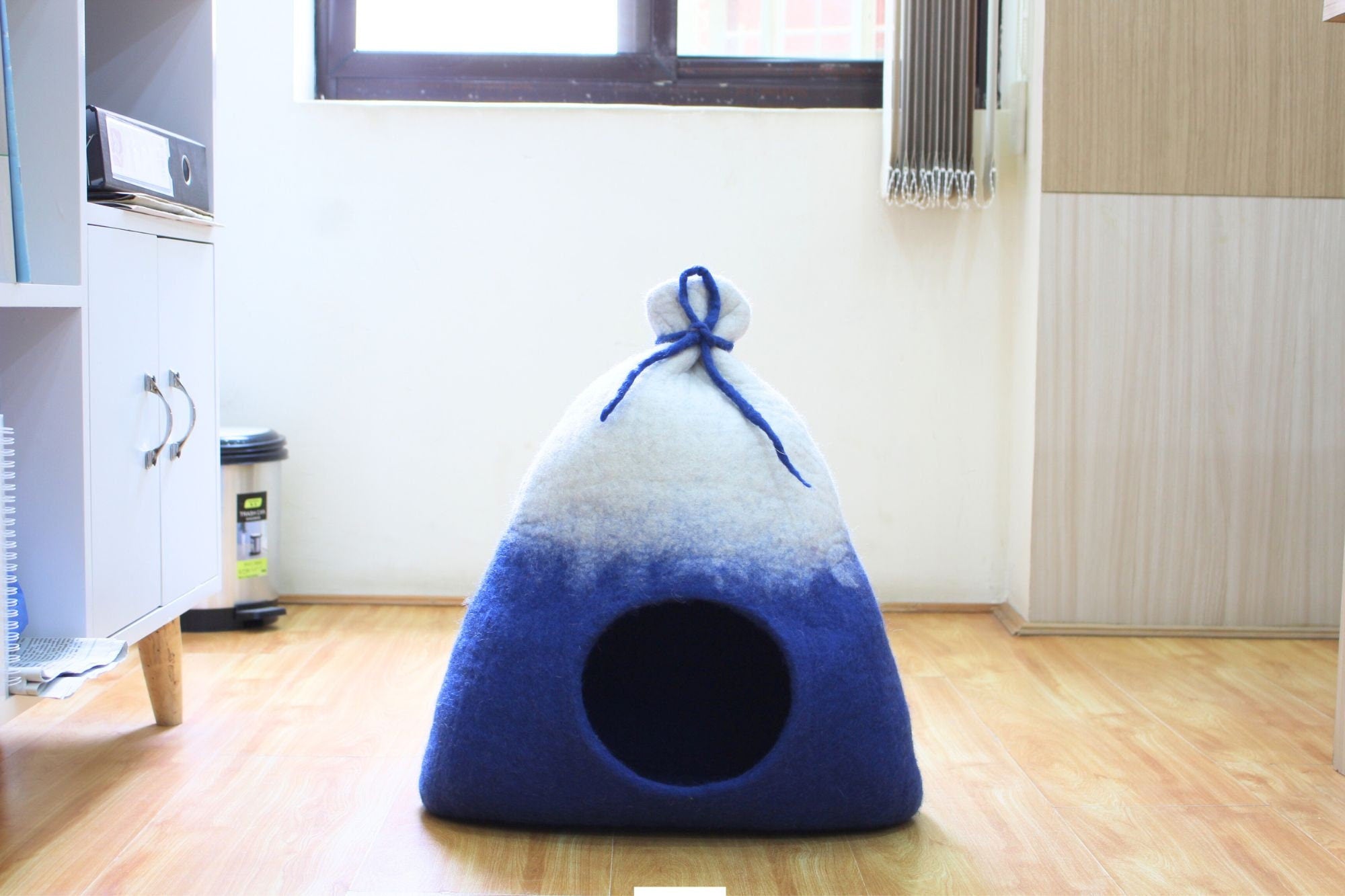 Cuccia per gatti in feltro blu e bianco - Casetta per gatti in lana: realizzata a mano, morbida e accogliente - 100% pura lana, adatta agli animali domestici - Regalo per gli amanti degli animali