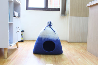 Cuccia per gatti in feltro blu e bianco - Casetta per gatti in lana: realizzata a mano, morbida e accogliente - 100% pura lana, adatta agli animali domestici - Regalo per gli amanti degli animali