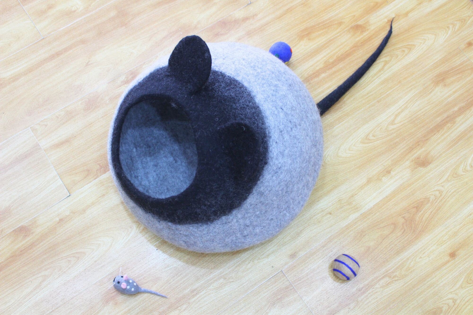 Wool Felt  Cat  Bed - Wool Kitty House - Dome Cave Bed - Pet Friendly Cave - Felt Cat Pod