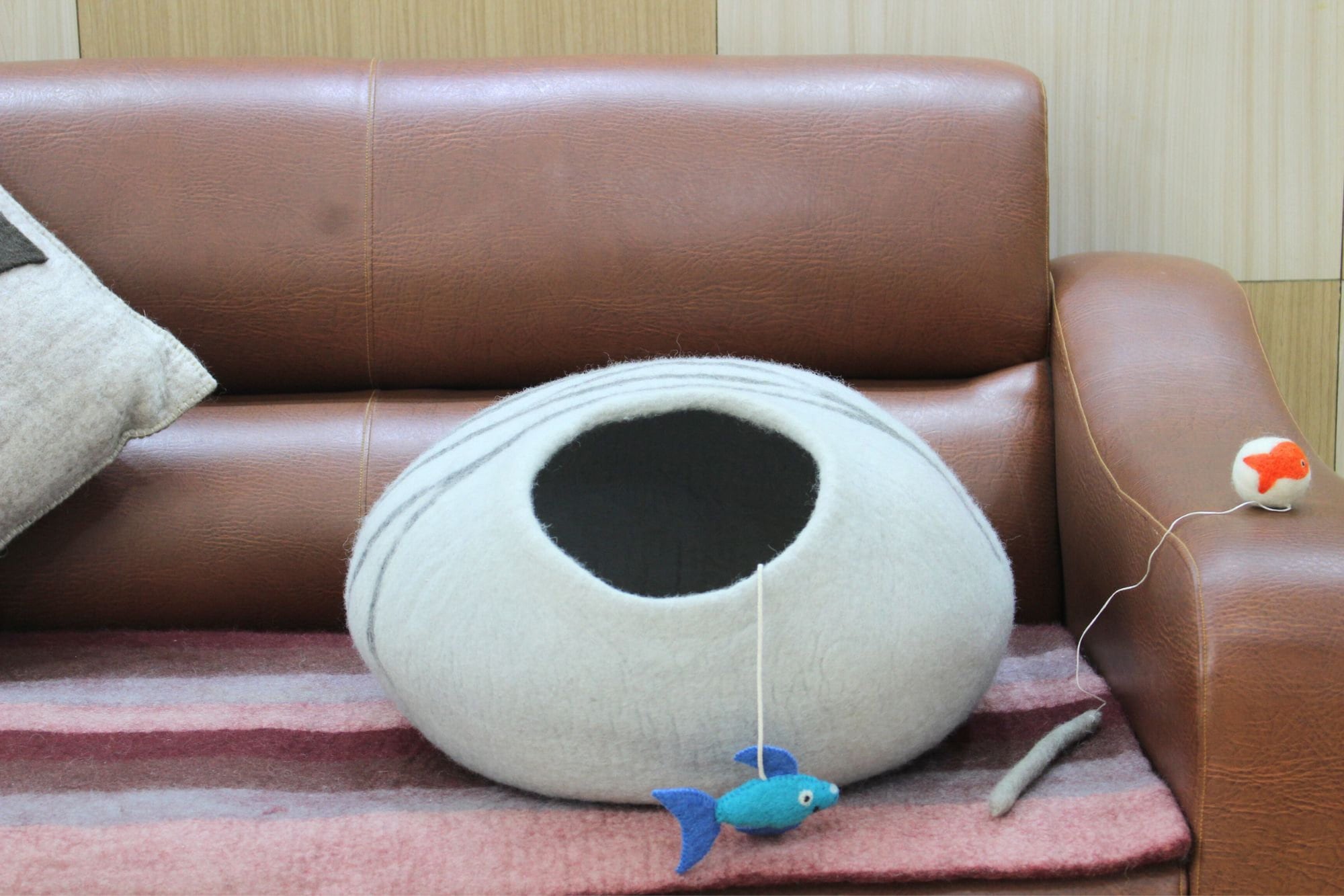 Cuccia per gatti in lana – Lettino rotondo grigio con strisce nere