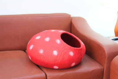 Strawberry Design - Kissanpeti - Käsintehty villainen lemmikkisänky - Villakalusteet lemmikeille - Luonnonmukainen huopainen kissanpeti