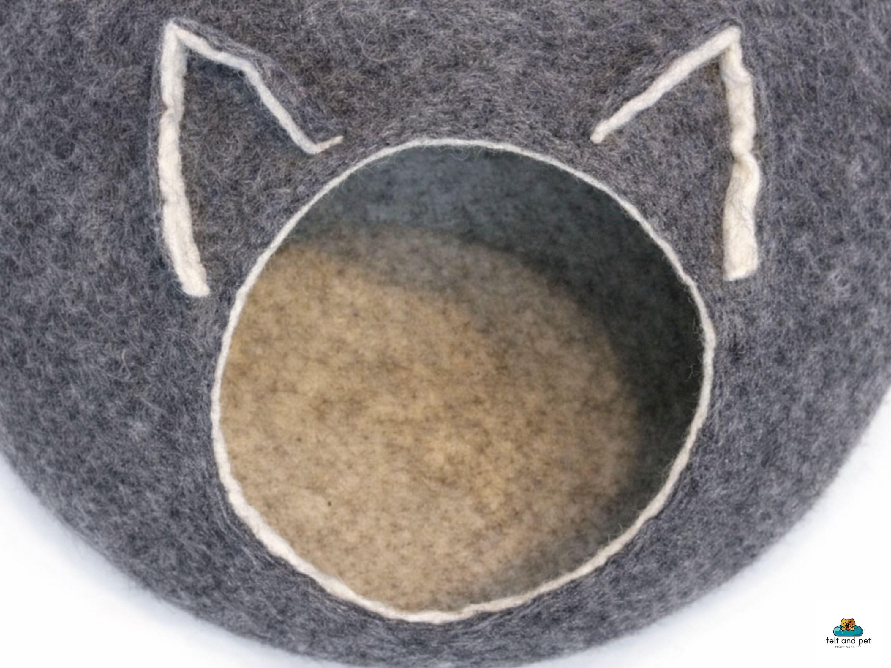 Handgemaakt kattenmandje van wolvilt – naturelgrijs met oren