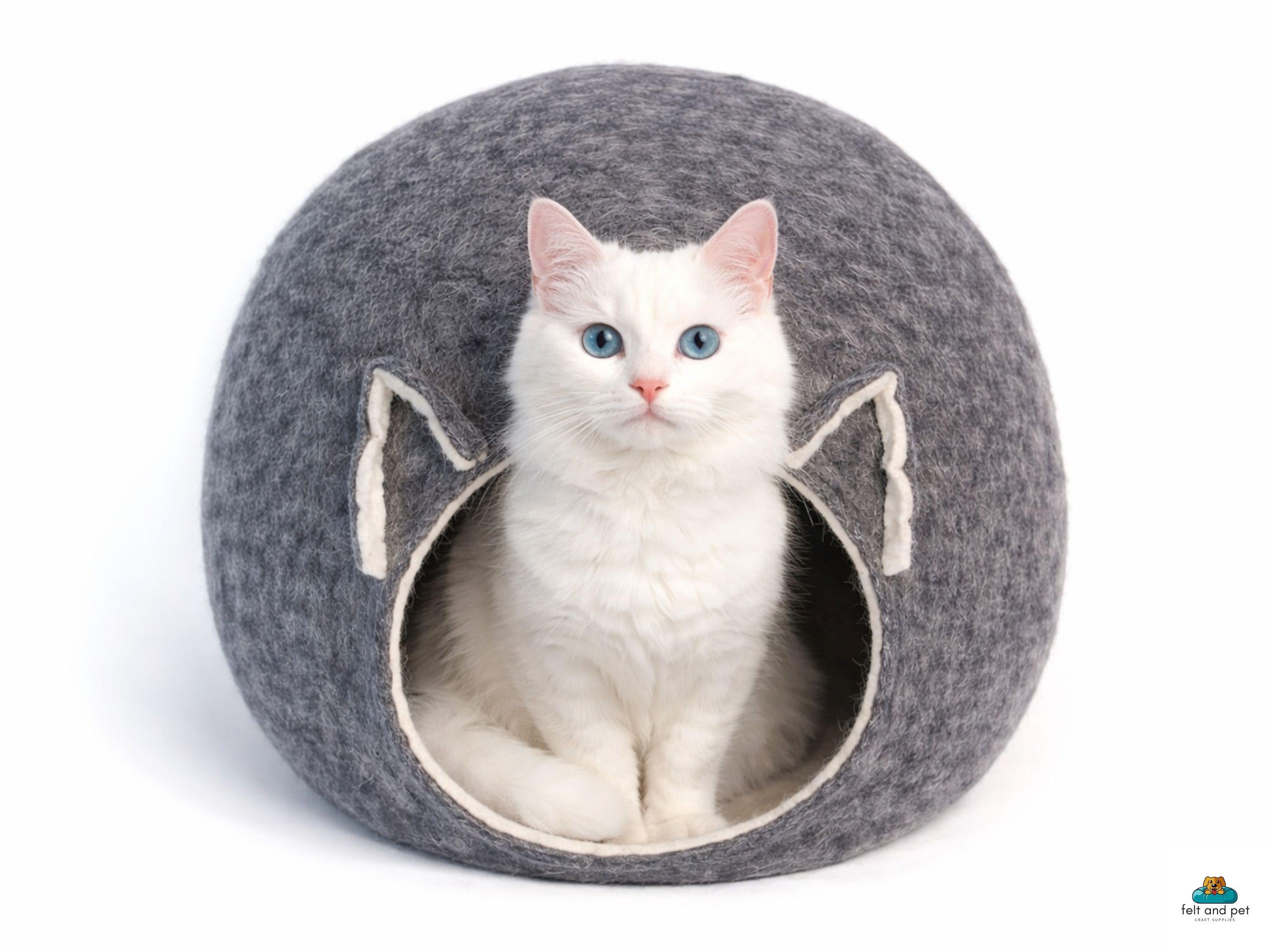 Handgemaakt kattenmandje van wolvilt – naturelgrijs met oren