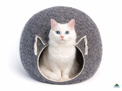 Handgemaakt kattenmandje van wolvilt – naturelgrijs met oren