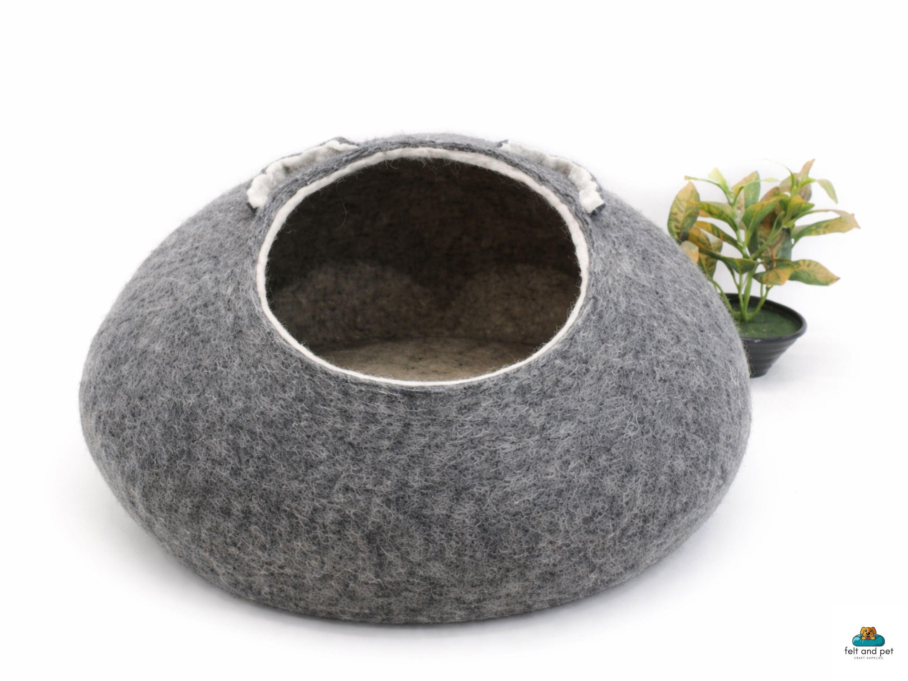 Handgemaakt kattenmandje van wolvilt – naturelgrijs met oren
