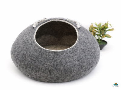 Handgemaakt kattenmandje van wolvilt – naturelgrijs met oren
