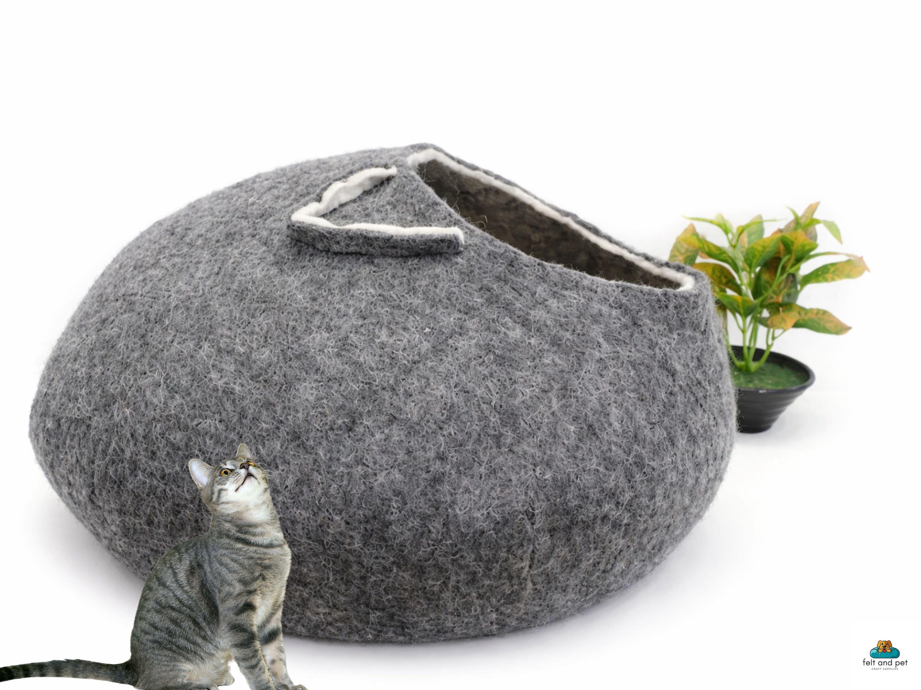 Handgemaakt kattenmandje van wolvilt – naturelgrijs met oren