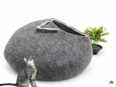 Handgemaakt kattenmandje van wolvilt – naturelgrijs met oren